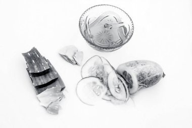 Bazı aloe vera jel ile birlikte Çiğ salatalık iyi beyaz tüm malzemeler üzerinde izole bir cam kase karışık. Cildinizi gençleştirmek ve anında parlamak için kullanılır.