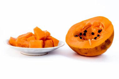 Ham kesim organik dilimlenmiş papaya bir cam plaka beyaz izole.