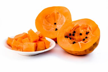 Ham kesim organik dilimlenmiş papaya bir cam plaka beyaz izole.