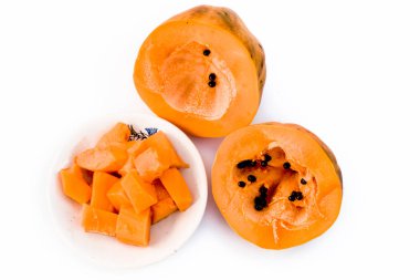 Ham kesim organik dilimlenmiş papaya bir cam plaka beyaz izole.