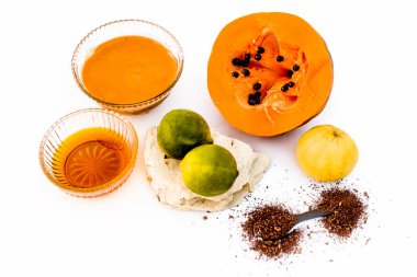 Papaya yüz maskesi bal, limon suyu, sandal ağacı tozu ile birlikte beyaz yani Papaya izole ve dolgun toprak tozu iyi bir cam kase ve yüzeyde mevcut tüm malzemeyi karışık.