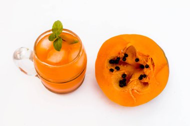 Ham kesilmiş papaya ve suyu veya smoothie şeffaf bir cam beyaz izole.