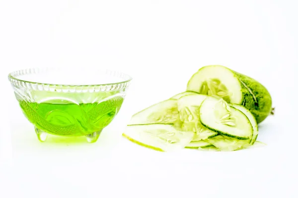 生黄瓜连同一些芦荟凝胶混合在玻璃碗中 在白色全成成分上分离 用于恢复肌肤活力 促进瞬间发光 — 图库照片