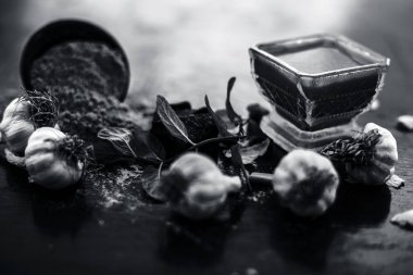 Ahşap yüzeyde yaralar ve kesikler için panzehir yani Şeytan gübresi tozu iyi sarımsak ile karıştırılır. Yüzeyde bulunan tüm ham maddeler.