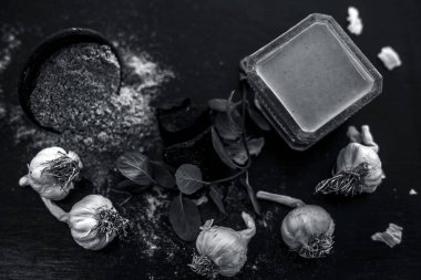 Ahşap yüzeyde yaralar ve kesikler için panzehir yani Şeytan gübresi tozu iyi sarımsak ile karıştırılır. Yüzeyde bulunan tüm ham maddeler.