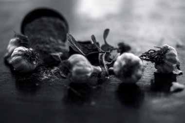 Ahşap yüzeyde yaralar ve kesikler için panzehir yani Şeytan gübresi tozu iyi sarımsak ile karıştırılır. Yüzeyde bulunan tüm ham maddeler.