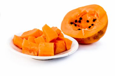 Ham kesim organik dilimlenmiş papaya bir cam plaka beyaz izole.