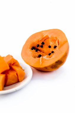 Ham kesim organik dilimlenmiş papaya bir cam plaka beyaz izole.