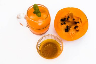 Papaya suyu veya smoothie bal tüm malzemelerle beyaz izole ve olgun papaya.