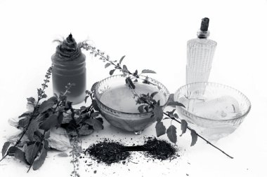 Fesleğen yüz paketi beyaz yani sandal ağacı tozu iyi tulsi, gül suyu, zeytinyağı, mulpani mitti veya multani mitti ile karıştırılır izole. Tedavi için veya anlık parlama için kullanılır.