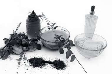 Fesleğen yüz paketi beyaz yani sandal ağacı tozu iyi tulsi, gül suyu, zeytinyağı, mulpani mitti veya multani mitti ile karıştırılır izole. Tedavi için veya anlık parlama için kullanılır.