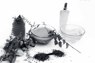 Fesleğen yüz paketi beyaz yani sandal ağacı tozu iyi tulsi, gül suyu, zeytinyağı, mulpani mitti veya multani mitti ile karıştırılır izole. Tedavi için veya anlık parlama için kullanılır.