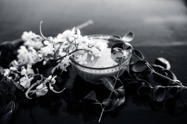 Ayurveda bitki Drumstick cam bir kase içinde onun hamur ile birlikte ahşap yüzeyüzerinde bazı yaprakları ile birlikte çiçekler.