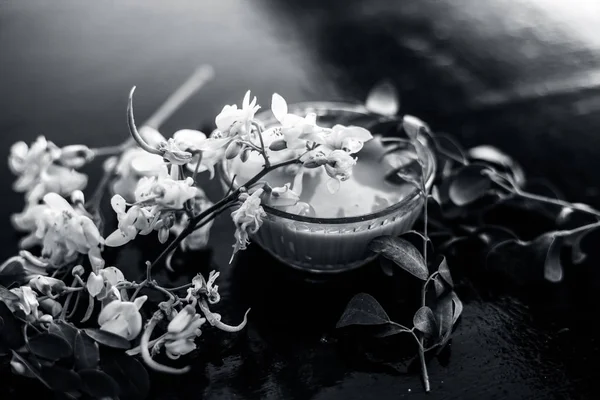 Ayurveda Kräutertrommlerblumen Zusammen Mit Einigen Blättern Auf Hölzerner Oberfläche Zusammen — Stockfoto