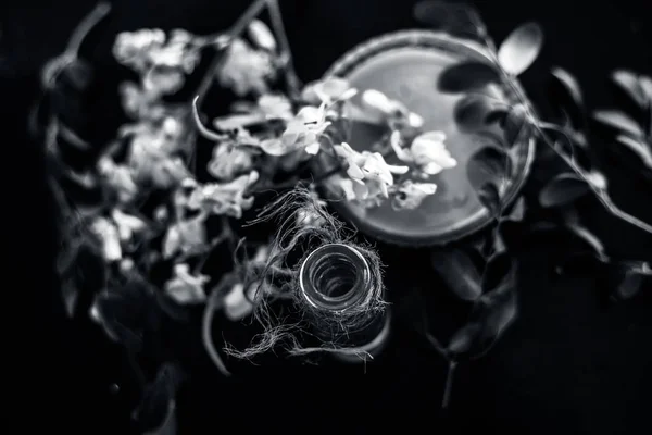 Handgemachte Gesichtsmaske Mit Zweigen Aus Blättern Und Blumen — Stockfoto