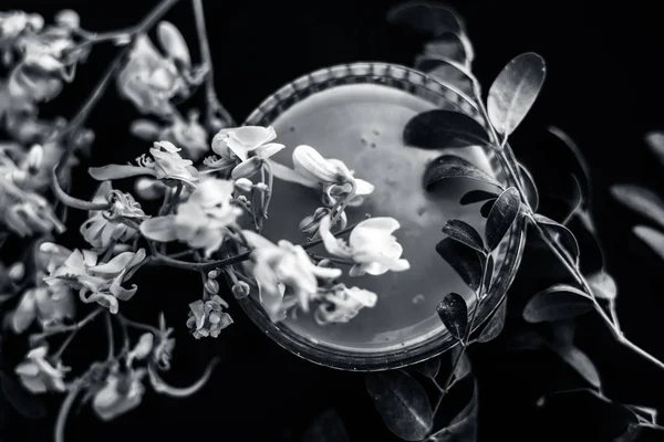 Ayurveda Kräutertrommlerblumen Zusammen Mit Einigen Blättern Auf Hölzerner Oberfläche Zusammen — Stockfoto