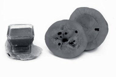 Papaya yüz paketi beyaz yani Papaya hamuru iyi multani mitti veya mavi renkli cam kase ve yüzeyde mevcut tüm ham maddeler içinde fuller's toprak ile karışık izole.