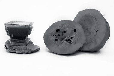 Papaya yüz paketi beyaz yani Papaya hamuru iyi multani mitti veya mavi renkli cam kase ve yüzeyde mevcut tüm ham maddeler içinde fuller's toprak ile karışık izole.