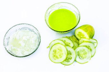 Beyaz yani salatalık hamuru üzerine izole salatalık yüz paketi iyi bir cam kase ve yüzeyde mevcut tüm ham maddeler dahi veya yoğurt ile karıştırılır. Akne eğilimli cilt tedavisi için kullanılır.