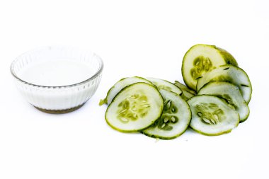 Salatalık yüz paketi beyaz yani salatalık hamuru iyi bir cam kase ve tüm çiğ maddeler yüzeyinde mevcut çiğ süt ile karıştırılır izole. Anlık parlaklık için kullanılır.