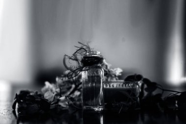 Küçük şeffaf cam şişede çıkarılan temel konsantrasyonu veya özü ile birlikte ahşap yüzeyüzerinde baget demet.