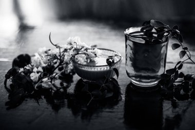 Bir bardak içinde çıkarılan su veya tentür ile birlikte ahşap yüzeyüzerinde baget demet.