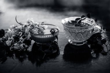 Ahşap yüzeyde baget demeti, çıkarılan çay ve sırasıyla cam kase ve bardakta çiçek macunu ile birlikte.