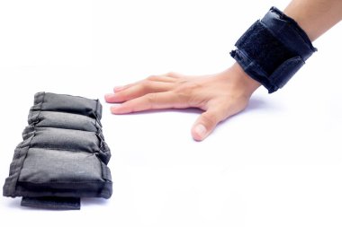 İnsan eli siyah bilek ağırlığı ya da beyaz bileklik takıyor.