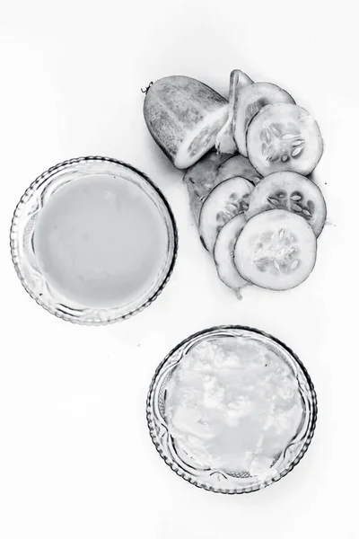 黄瓜面包分离在白色 即黄瓜浆很好地混合达希或酸奶在玻璃碗和整个原料存在于表面 用于治疗易痤疮的皮肤 — 图库照片