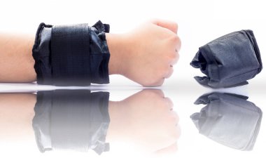 Tek el siyah renkli bilek ağırlığı giyen beyaz izole ve yansıması ile yüzeyde başka bir de.