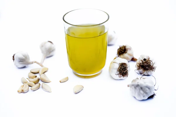 Jugo Ajo Orgánico Fresco Aislado Blanco Junto Con Dientes Ajo — Foto de Stock