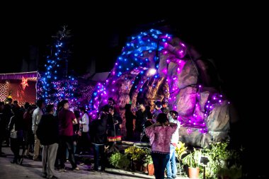 Kilise Noel ve noel ağacı sırasında renkli ışıklar ile dekore.