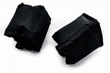 Siyah renkli ayak bileği ağırlıkları beyaz izole.