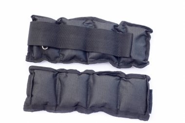 Siyah renkli ayak bileği ağırlıkları beyaz izole.