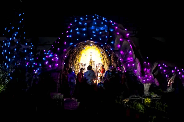 Kilise Noel Noel Ağacı Sırasında Renkli Işıklar Ile Dekore — Stok fotoğraf