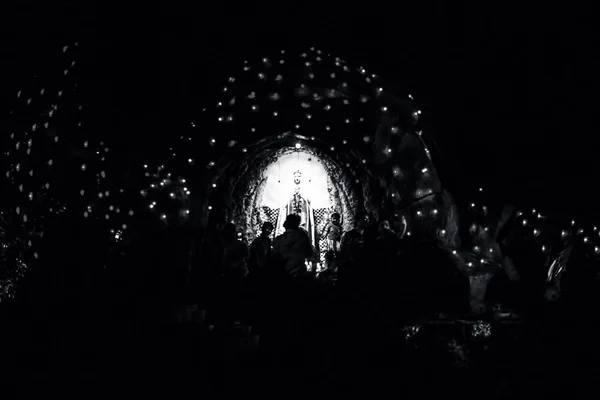 Kilise Noel Noel Ağacı Sırasında Renkli Işıklar Ile Dekore — Stok fotoğraf