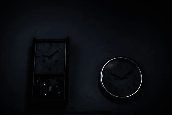 Dos Relojes Diferentes Pared Que Son Antiguos Simples Reloj Pared —  Fotos de Stock