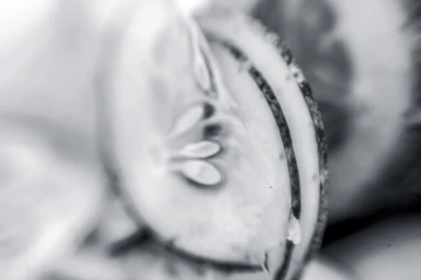 Macro Shot Tranches Concombre Coupées Crues Isolées Sur Blanc — Photo