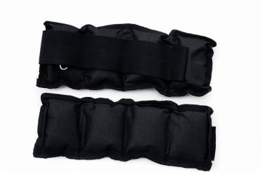 Siyah renkli ayak bileği ağırlıkları beyaz izole.