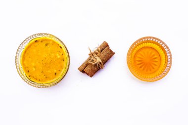 Tarçın yüz paketi beyaz yani tarçın veya tej tozu iyi bir cam kase ve yüzeyde mevcut tüm ham maddeler bal ile karışık izole, ciltten akne ve lekeleri temizlemek için kullanılır.