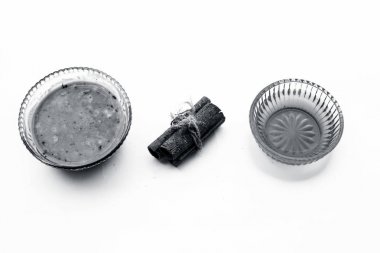 Tarçın yüz paketi beyaz yani tarçın veya tej tozu iyi bir cam kase ve yüzeyde mevcut tüm ham maddeler bal ile karışık izole, ciltten akne ve lekeleri temizlemek için kullanılır.