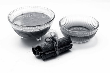 Tarçın yüz paketi beyaz yani tarçın veya tej tozu iyi bir cam kase ve yüzeyde mevcut tüm ham maddeler bal ile karışık izole, ciltten akne ve lekeleri temizlemek için kullanılır.