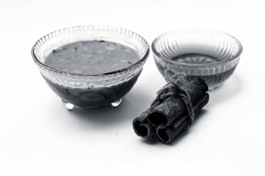 Tarçın yüz paketi beyaz yani tarçın veya tej tozu iyi bir cam kase ve yüzeyde mevcut tüm ham maddeler bal ile karışık izole, ciltten akne ve lekeleri temizlemek için kullanılır.