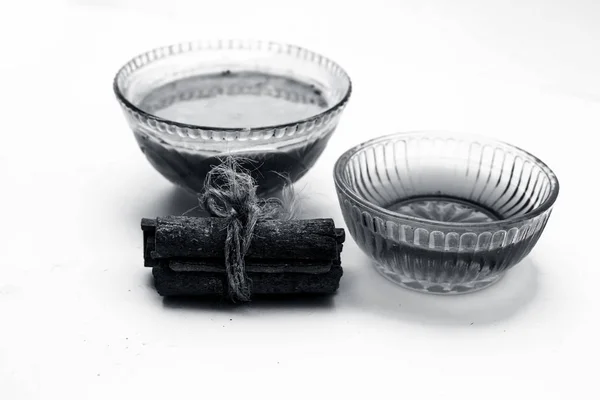 시나몬 페이스 파우더에 그릇에 표면에 존재하는 원료와 혼합되어 있으며 여드름과 — 스톡 사진