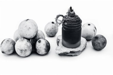 Beyaz yani limon suyu izole Limon yüz maskesi iyi bazı gül suyu yardımıyla birlikte fuller toprak ile karıştırılır. Yüzeyde bulunan tüm ham maddeler.