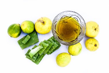 Evde beyaz yani Aloe vera jel iyi bazı limon suyu ile karışık izole tan kaldırmak için en iyi yöntem. Yüzeyde bulunan tüm ham maddeler.