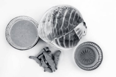 Lahana yüz maskesi iyi bal ve zerdeçal ile cam bir kap ve yüzeyde mevcut tüm ham maddeler ile karışık lahana suyu oluşan beyaz izole. Enfeksiyonları ve bronzlaşmayı gidermek için kullanılır.