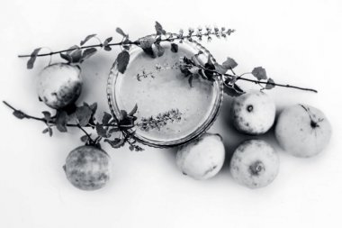 Limon yüz paketi beyaz yani limon suyu iyi tulsi veya kutsal fesleğen suyu ile karıştırılır izole. Arıtma veya kir, toz ve diğer kirleri gidermek için kullanılır.