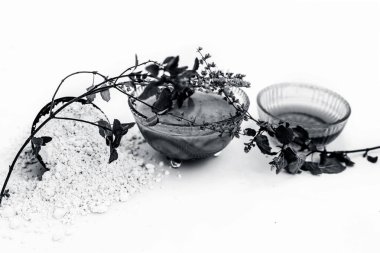 Fesleğen yüz maskesi beyaz yani basil yaprakları suyu iyi bal ve gram un ile bir kapta ve tüm ham maddeler yüzeyinde mevcut karışık. Anlık akne ve sivilce ücretsiz kızdırma için kullanılır.