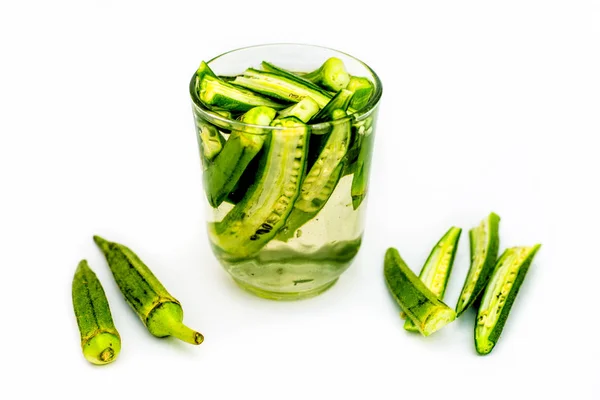 Popular Bebida Okra Aislado Blanco Con Algunas Vainas Okra Agua — Foto de Stock